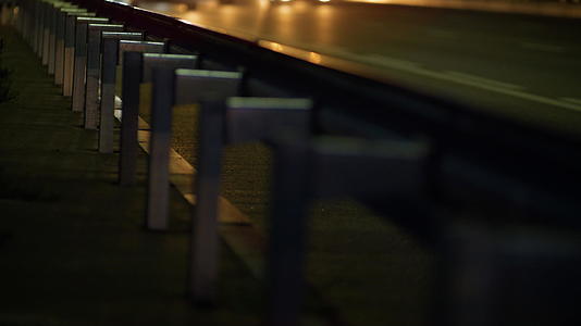 夜间城市高速公路护栏建在人行道沿高速公路镜头上视频的预览图