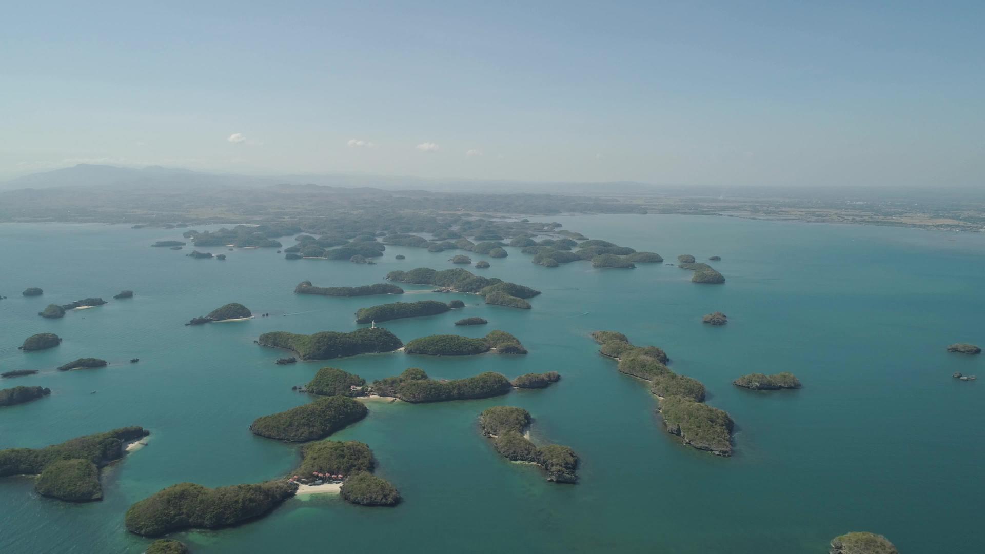海洋中岛屿的海平面视频的预览图