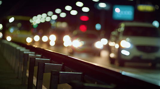 公路上模糊模糊的汽车大灯夜景斑点视频的预览图