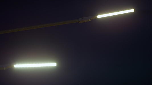 特写镜头led路灯在夜间照亮高速公路林荫大道视频的预览图