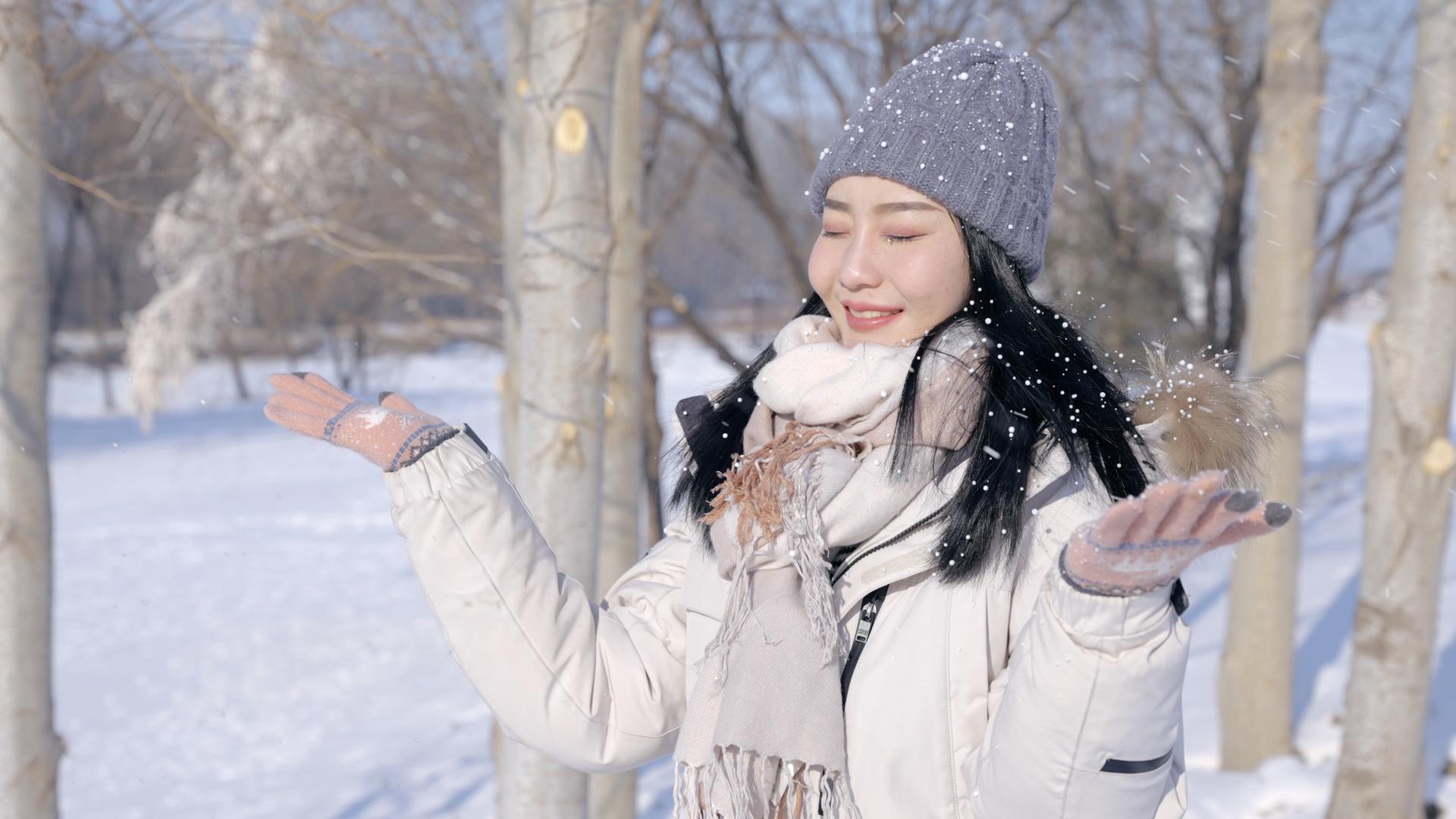 4K美女冬天雪景双手接下雪花视频的预览图