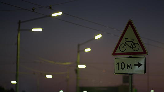 警告红色路标夜间高速公路特写镜头视频的预览图