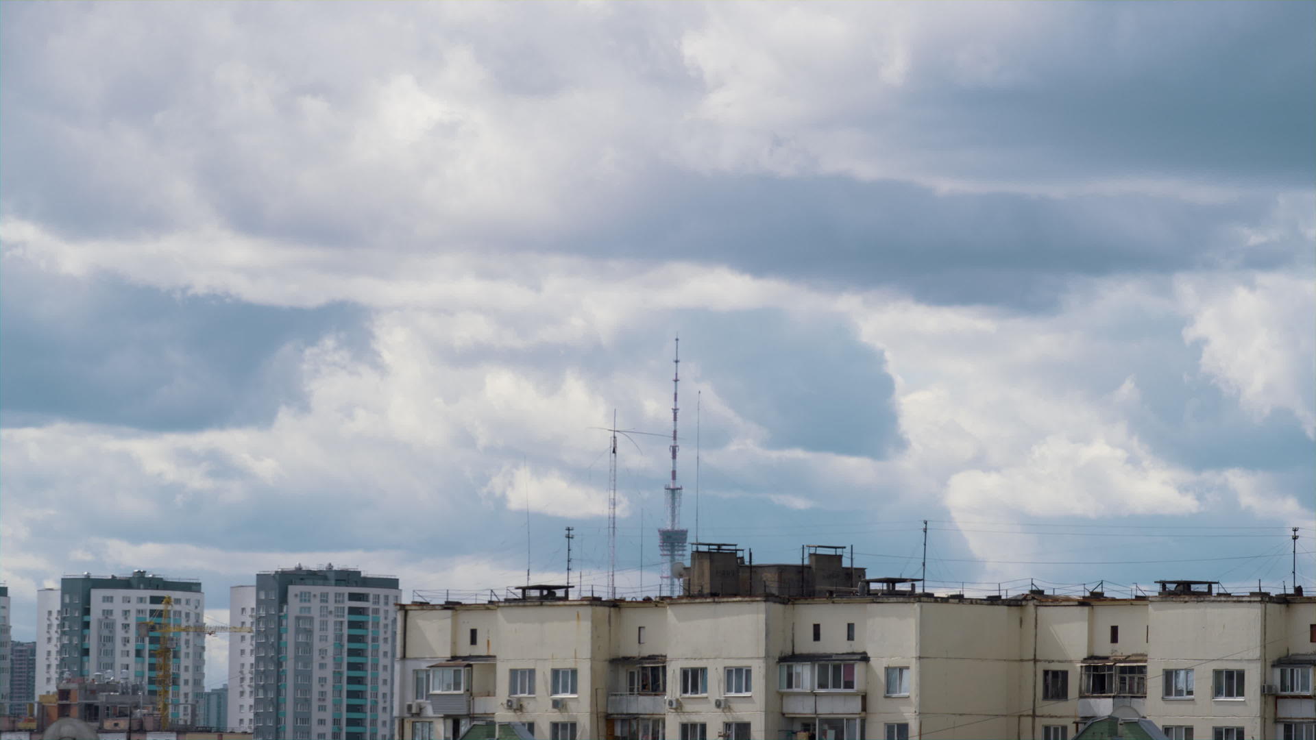 雨云在城市天空上移动视频的预览图