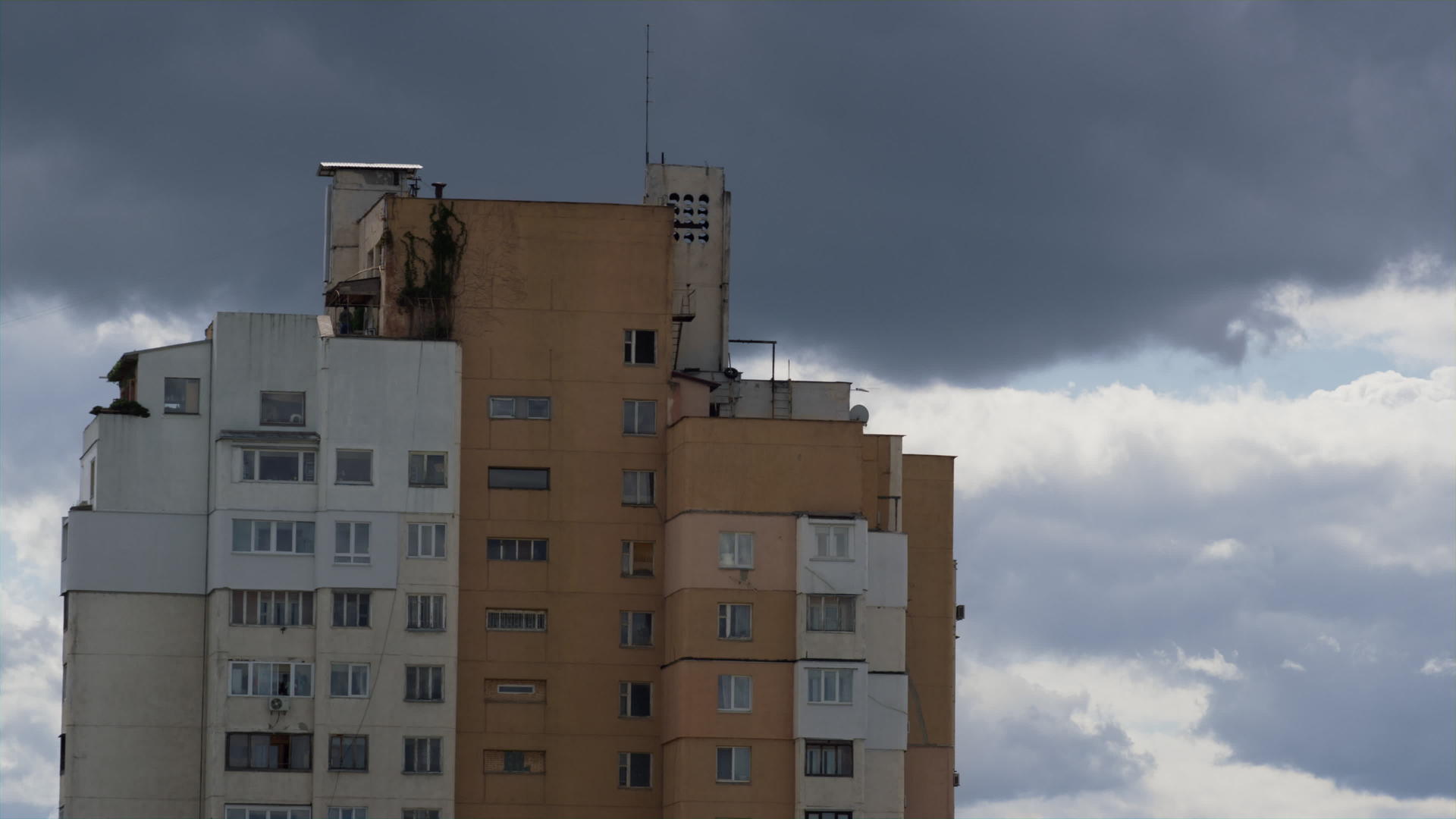乌云笼罩着沉闷的城市建筑白天航拍视频的预览图