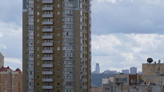 城市景观航拍多层公寓楼视频的预览图
