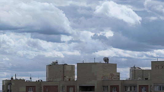 公寓楼上空的航拍翻滚云层视频的预览图