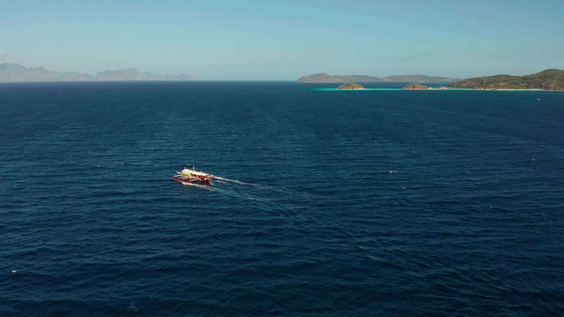 在水面的Philipppine机动船视频的预览图