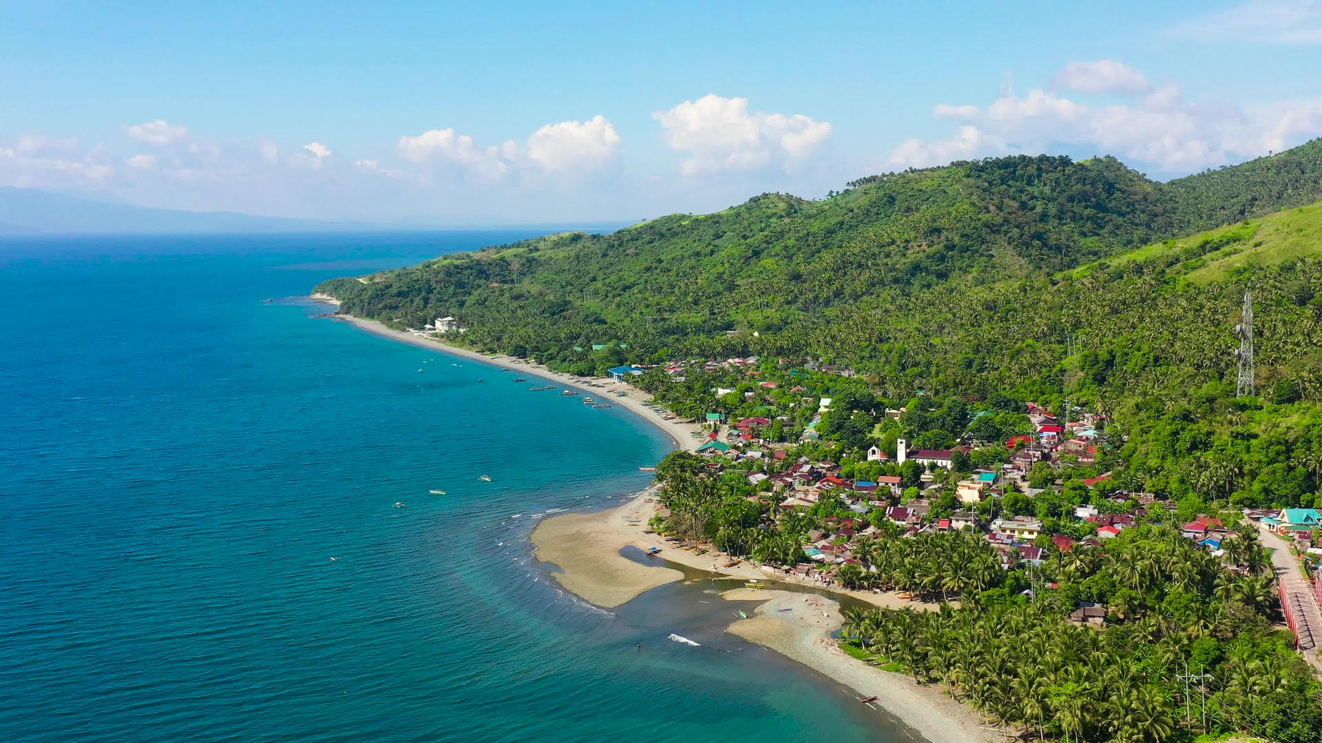热带岛屿上的小镇海景菲利平山空中风景视频的预览图