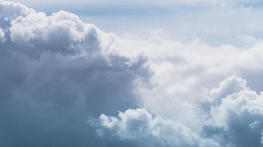 在阳光航拍中滚动的浮云移动蓝天视频的预览图
