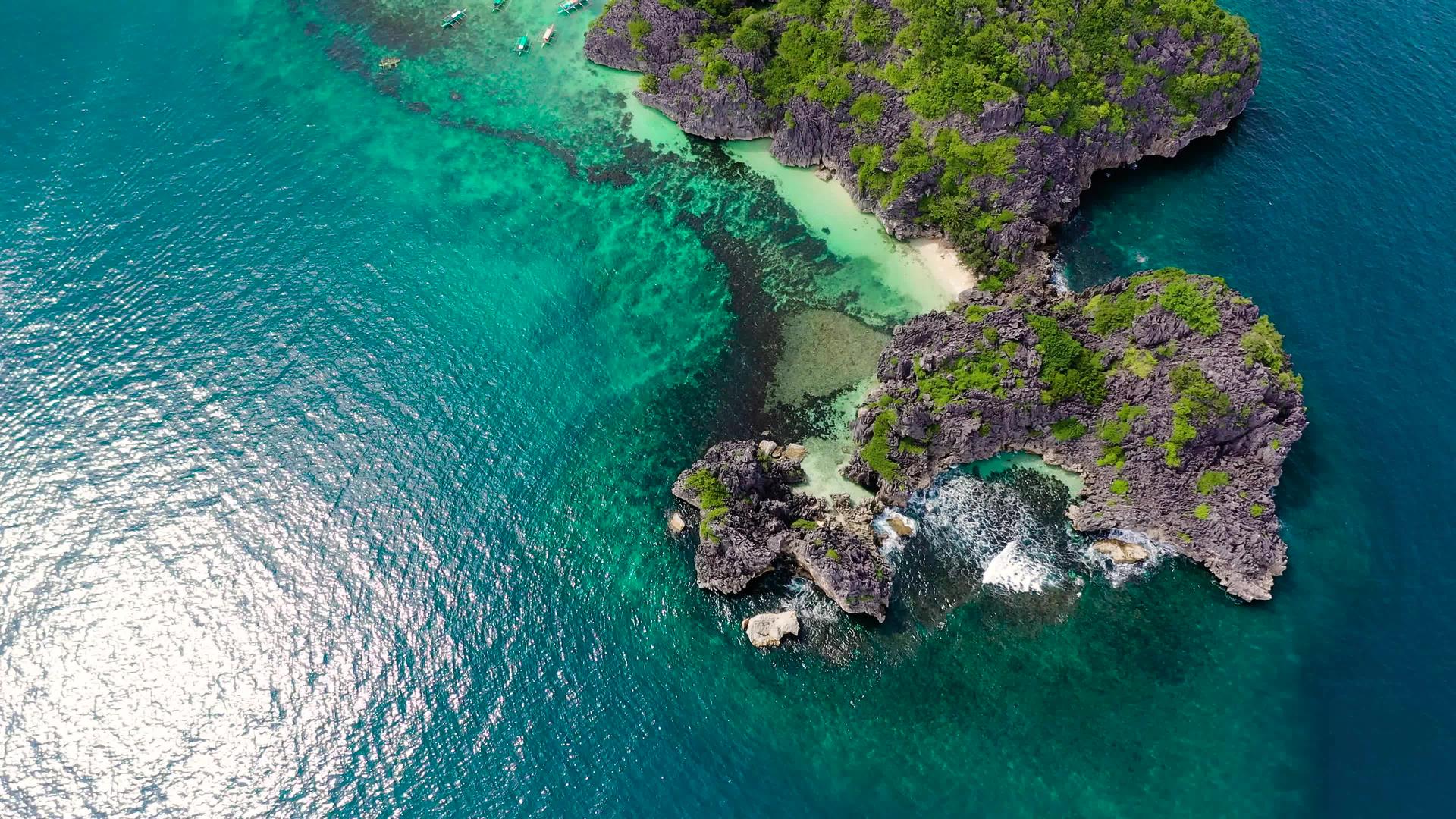 喀拉莫群岛是一个有白色海滩的岩石岛视频的预览图