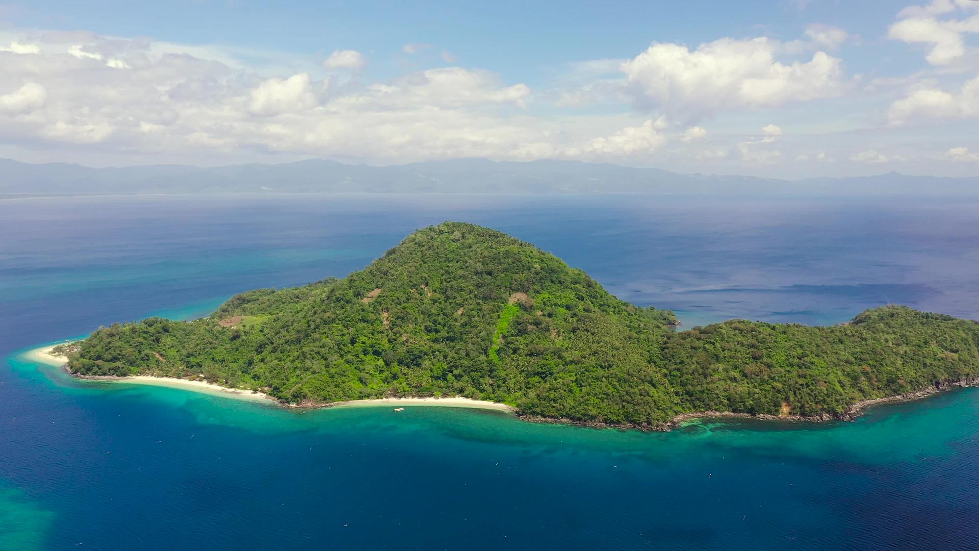岛上有白色海滩的顶部在乌拉扬岛的海滩菲利平山视频的预览图