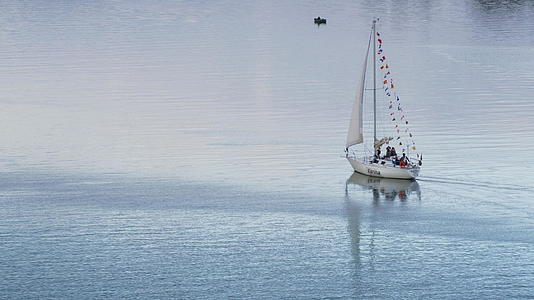 白游艇漂浮放松风景航拍视频的预览图