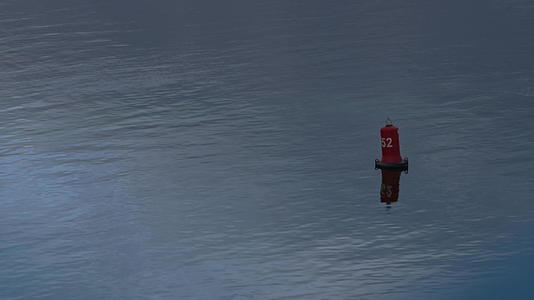 红色浮标漂浮在静水航拍上视频的预览图