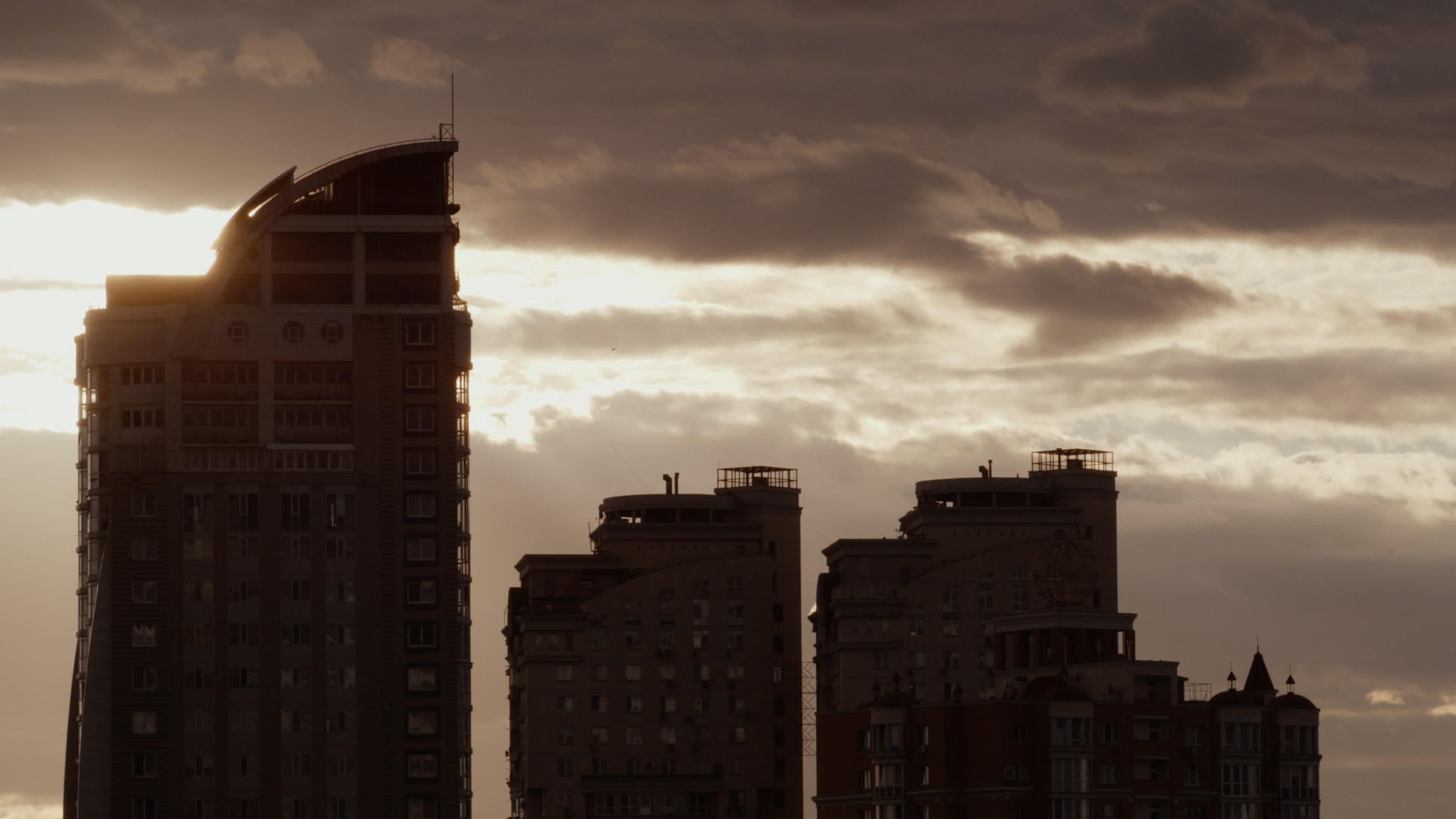 城市建筑剪影航拍视频的预览图