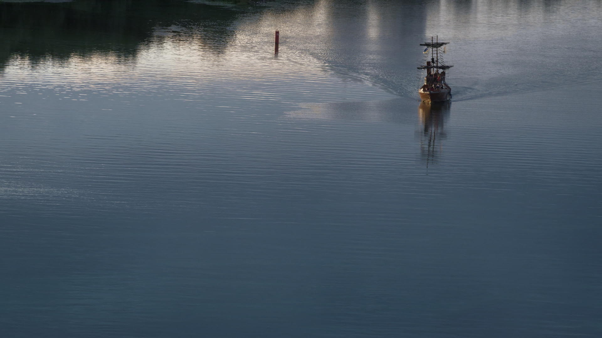 航拍船漂浮在静止的河流上视频的预览图
