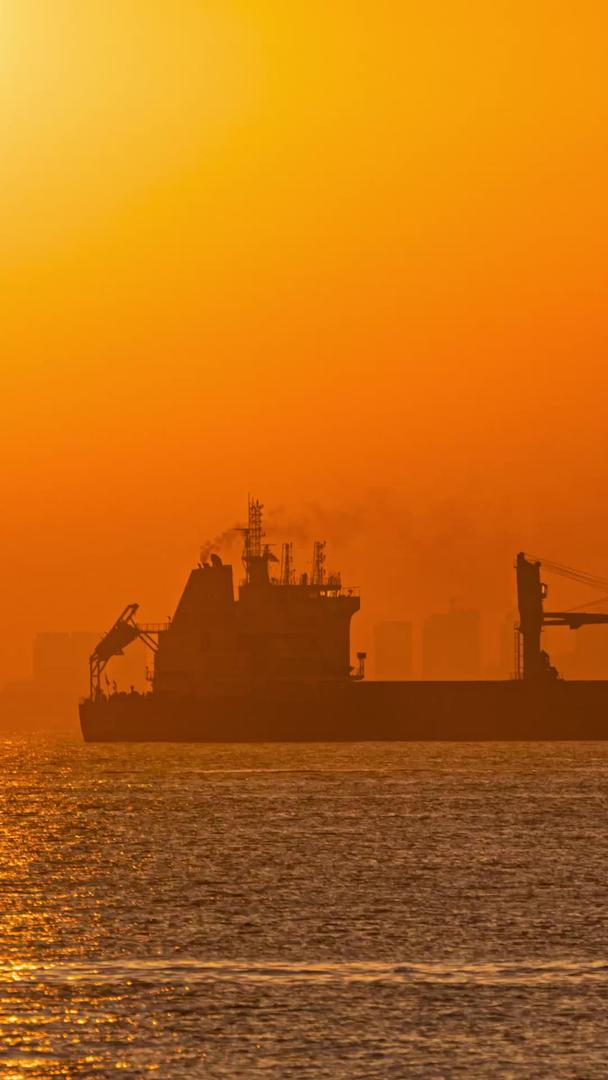 延时海上日落金色海洋油轮海洋视频的预览图