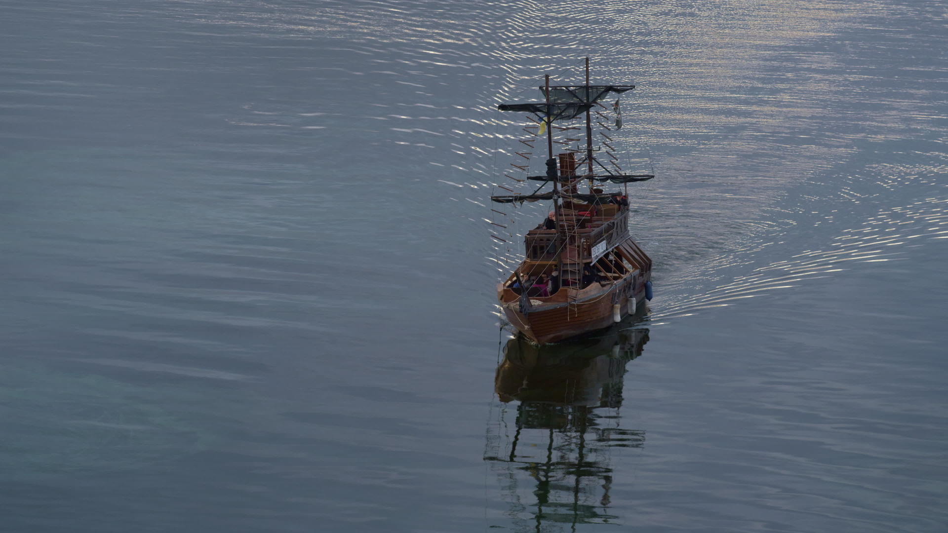 船只漂浮在静水航拍中视频的预览图