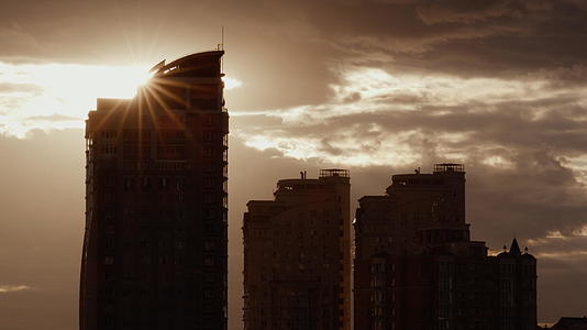 城市建筑剪影在阳光下航拍视频的预览图