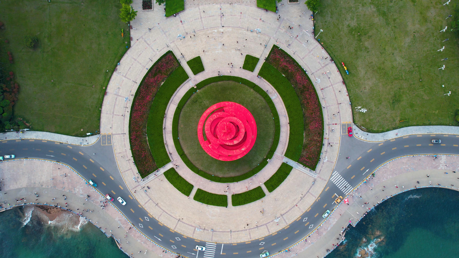 4k航拍青岛五四广场五月的风雕塑视频的预览图