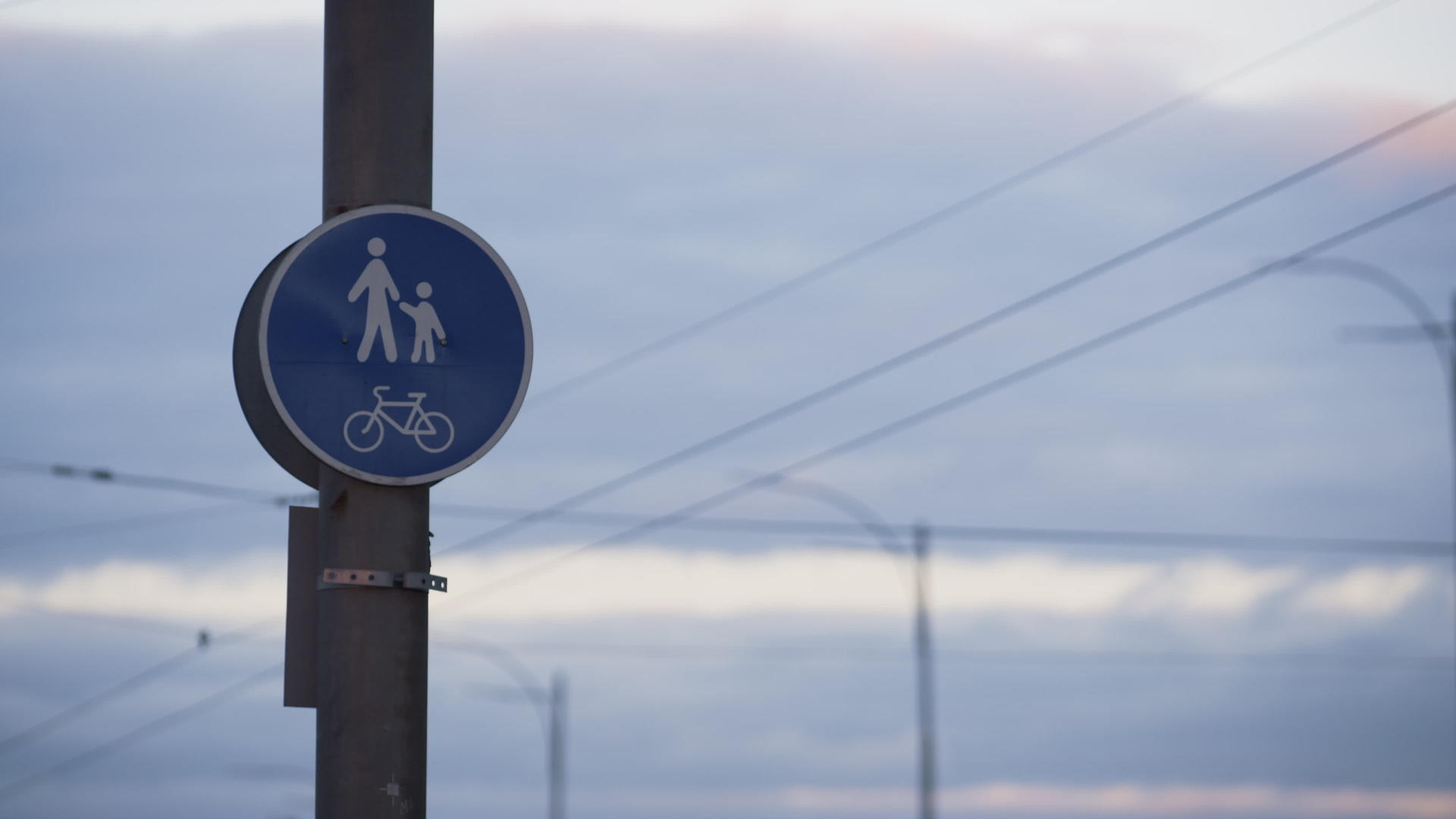 自行车行人蓝色路标特写视频的预览图