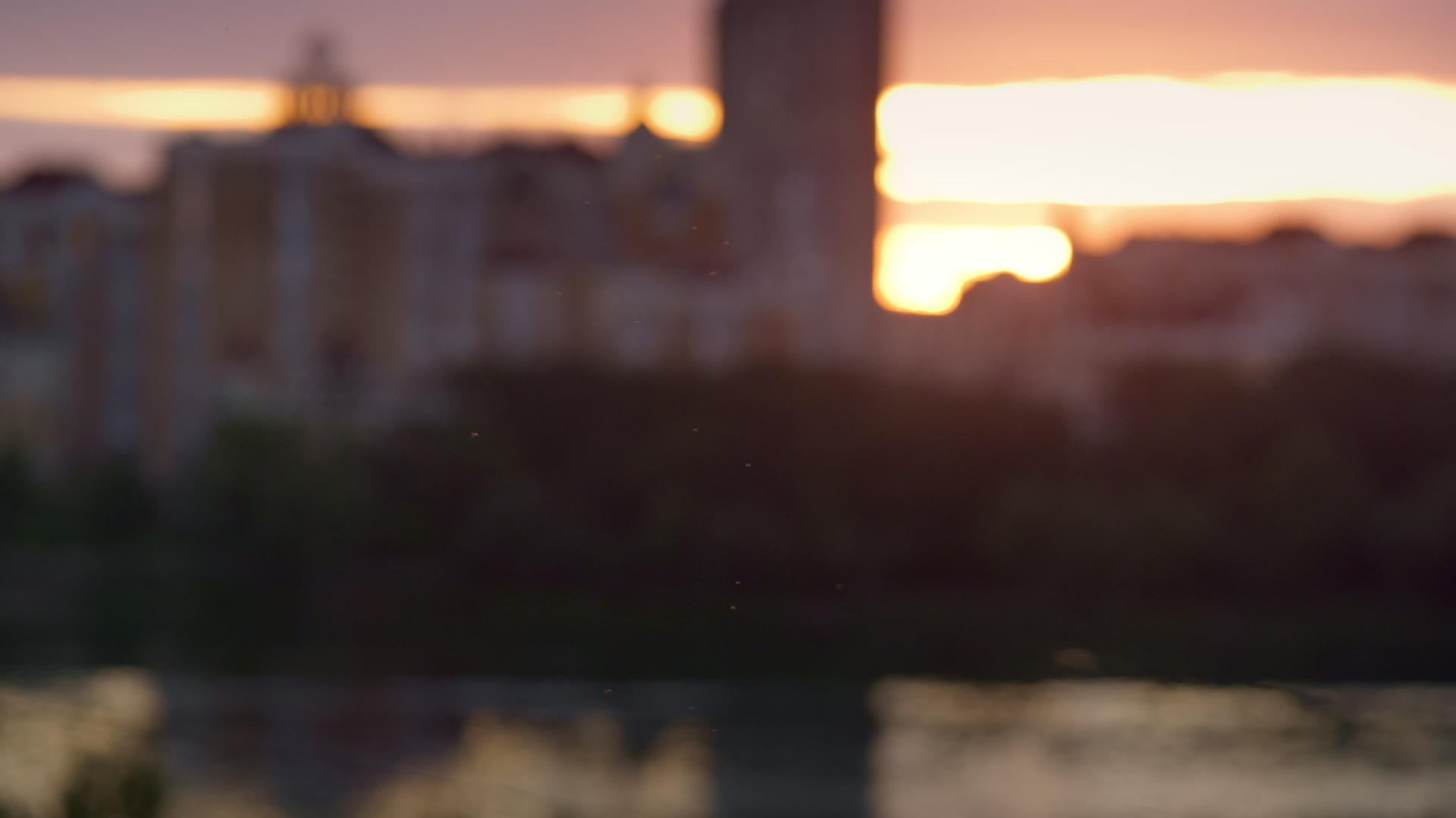 城市景观在日出航拍时散焦视频的预览图
