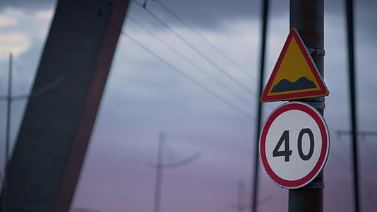 警告交通标志限速在高速公路上视频的预览图