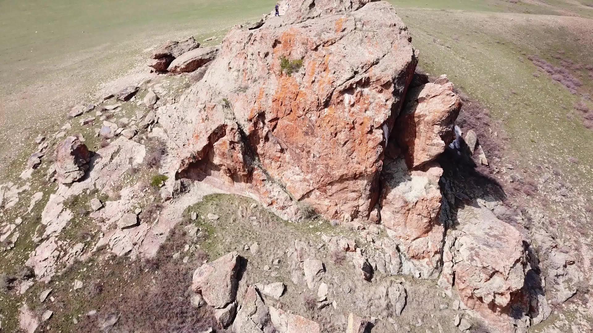 一块巨大的块巨大的岩石视频的预览图