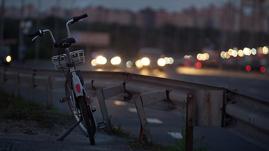 城市街道上自行车站的道路护栏视频的预览图