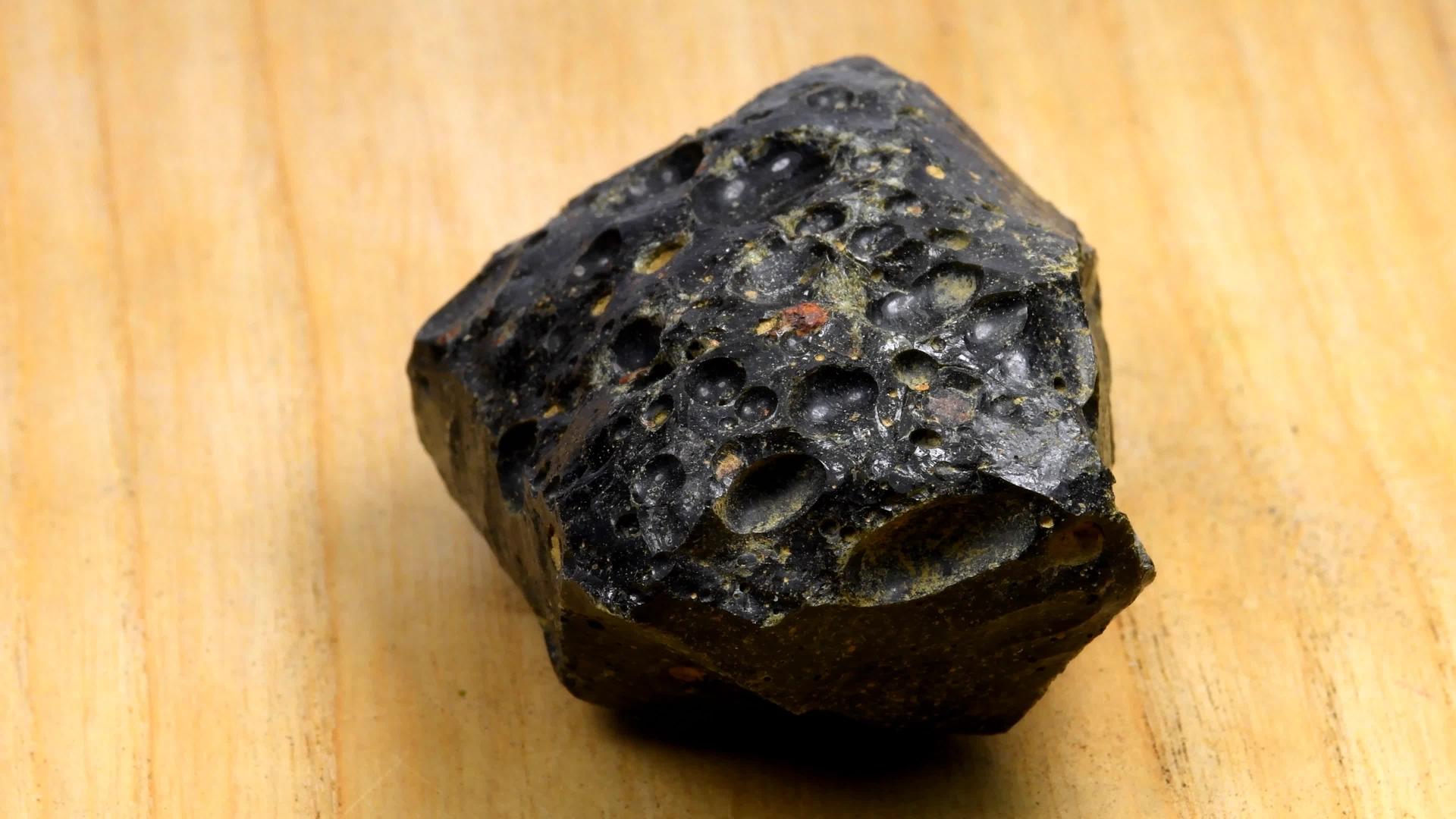 转盘桌上的熔岩黑石视频的预览图
