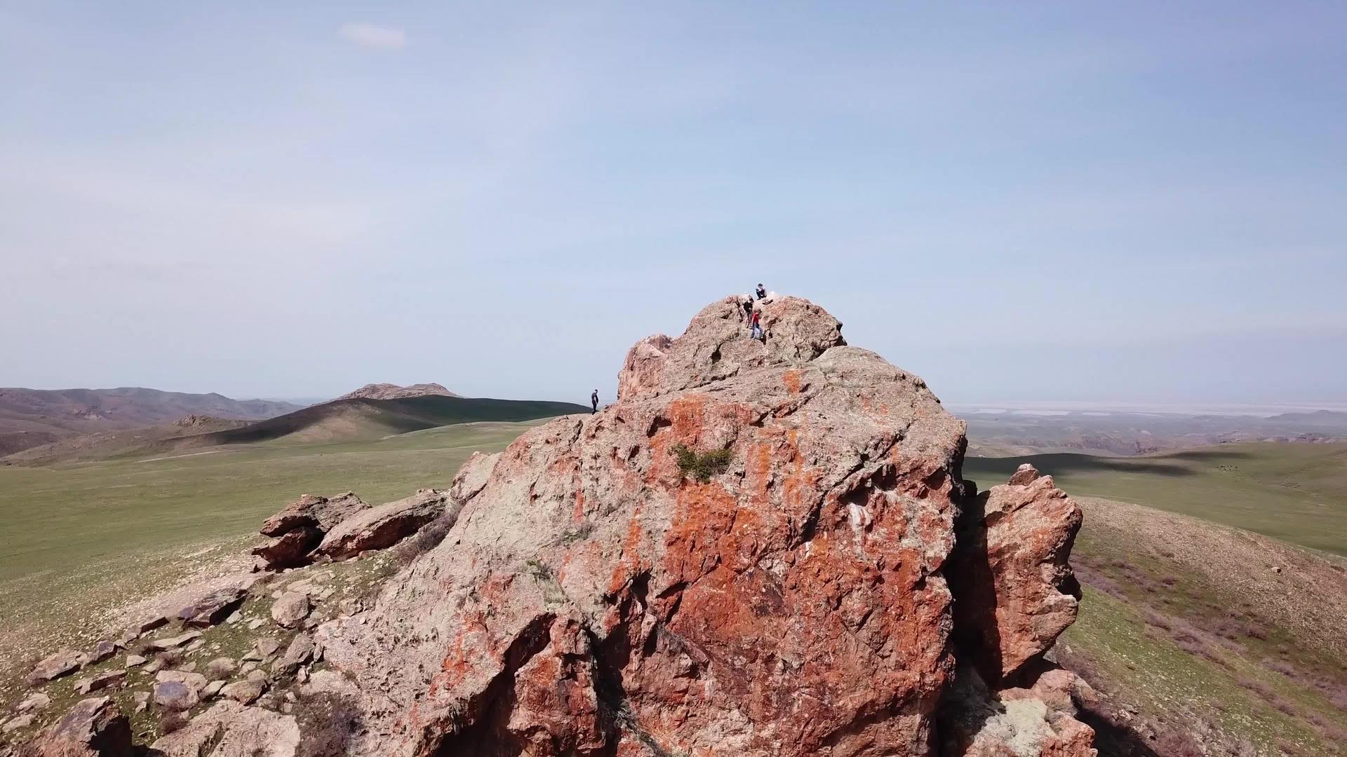 一块巨大的块巨大的岩石视频的预览图