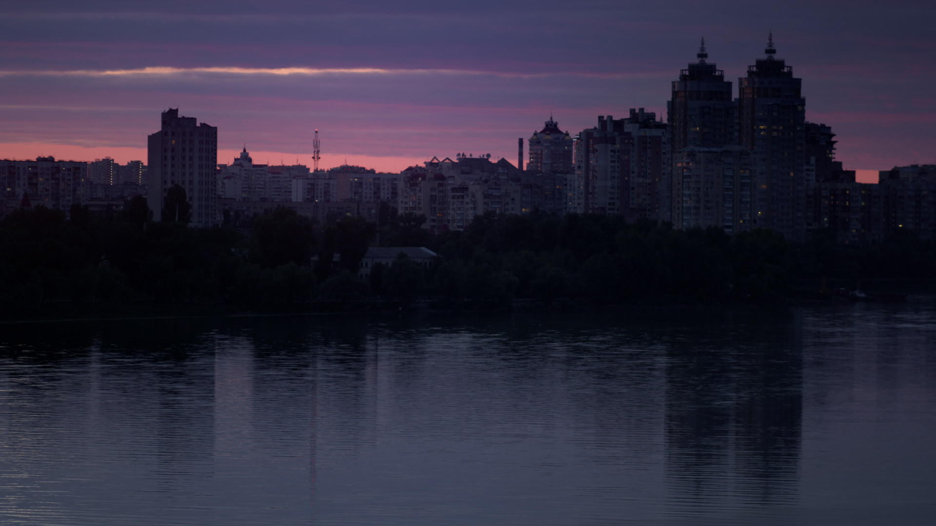 夜晚紫天无人驾驶飞机射击城市景观视频的预览图