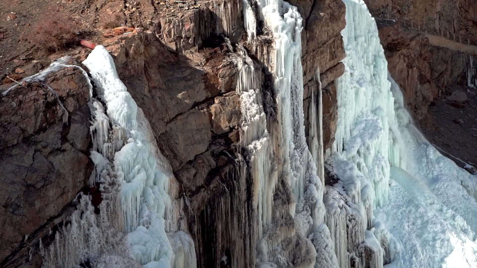 冬天石灰中的冷冻瀑布向下倾斜视频的预览图