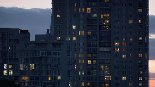晚上公寓楼航拍视频的预览图