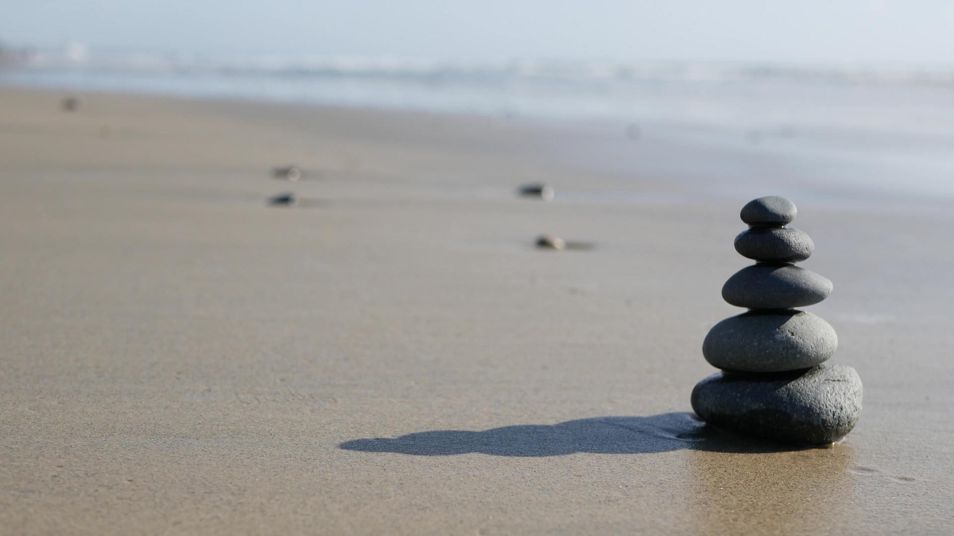 石头堆放在海洋海滩上视频的预览图
