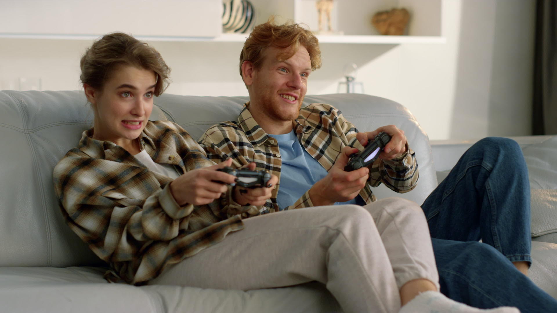 已婚人士在家玩游戏视频的预览图