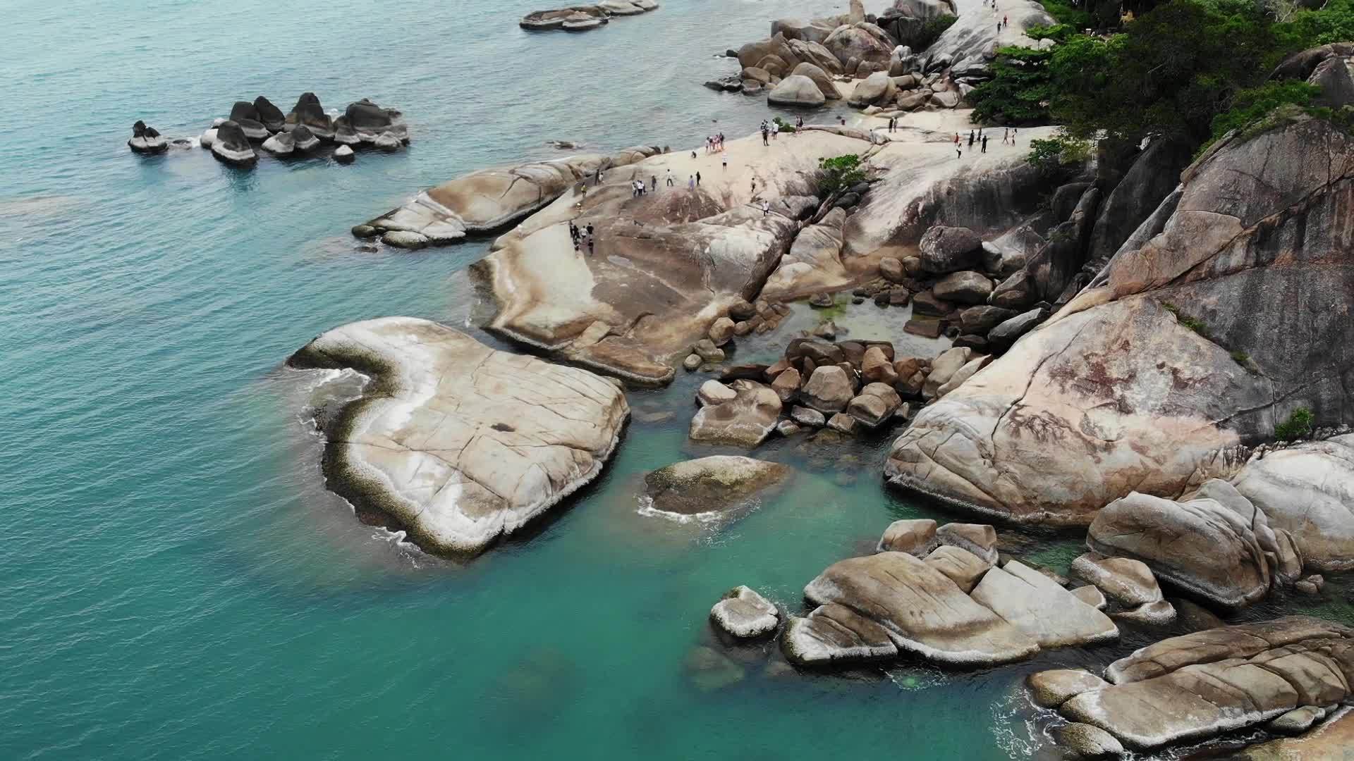 著名的岩石位于泰国苏梅岛的蓝色海岸视频的预览图