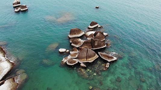 著名的岩石位于泰国苏梅岛的蓝色海岸视频的预览图