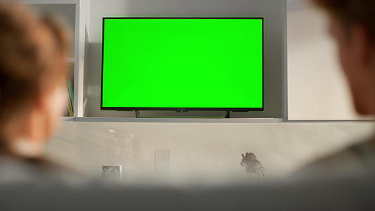 一家人在客厅里看色度键电视机视频的预览图