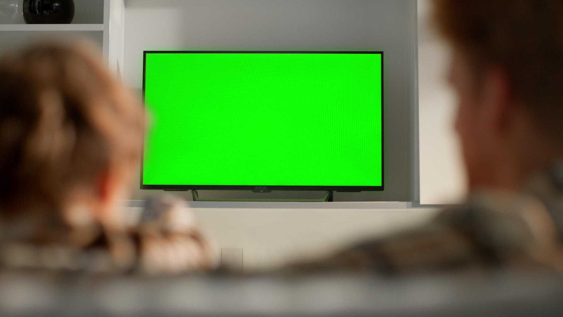 妻子切换绿色电视屏幕切换频道视频的预览图