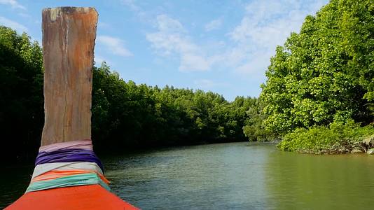 一条传统的长尾拖船漂浮在河边的丝带上Thailongtail视频的预览图