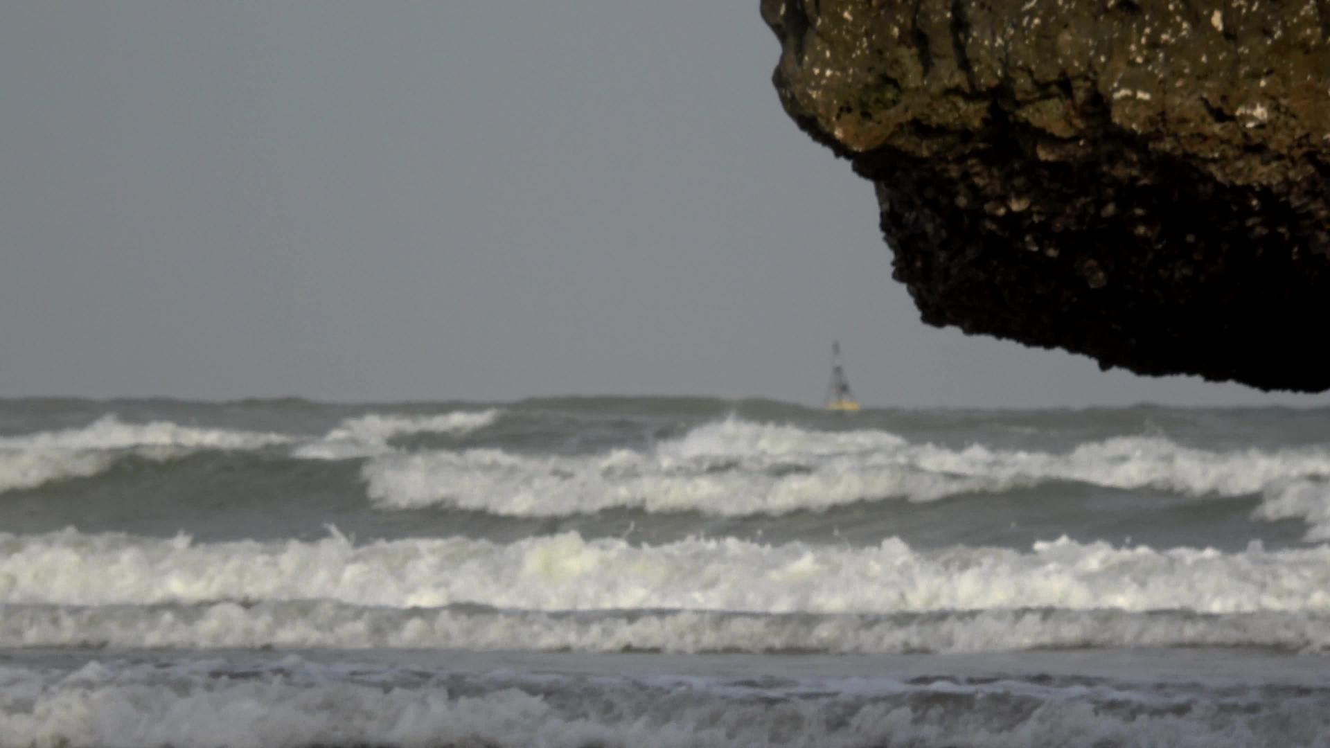 海中的岩石视频的预览图