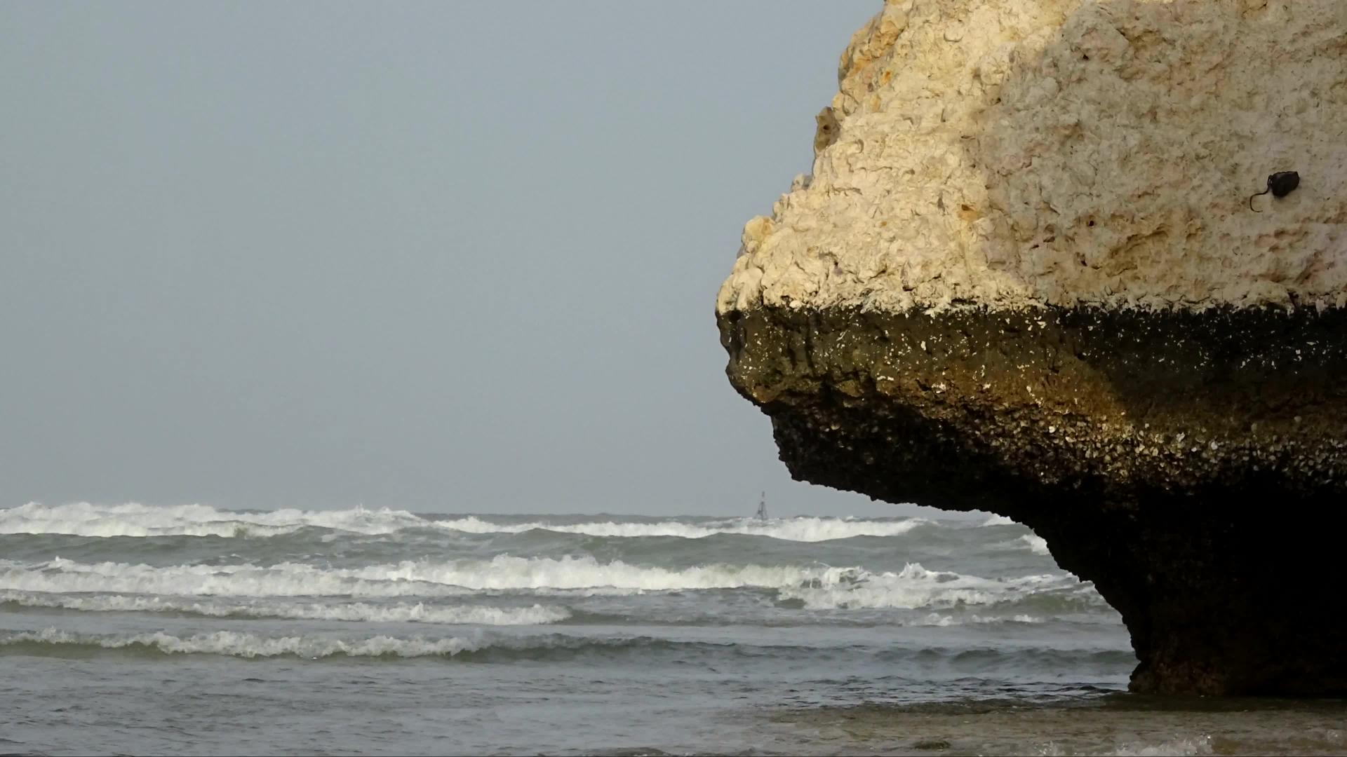 海中的岩石是定时的视频的预览图