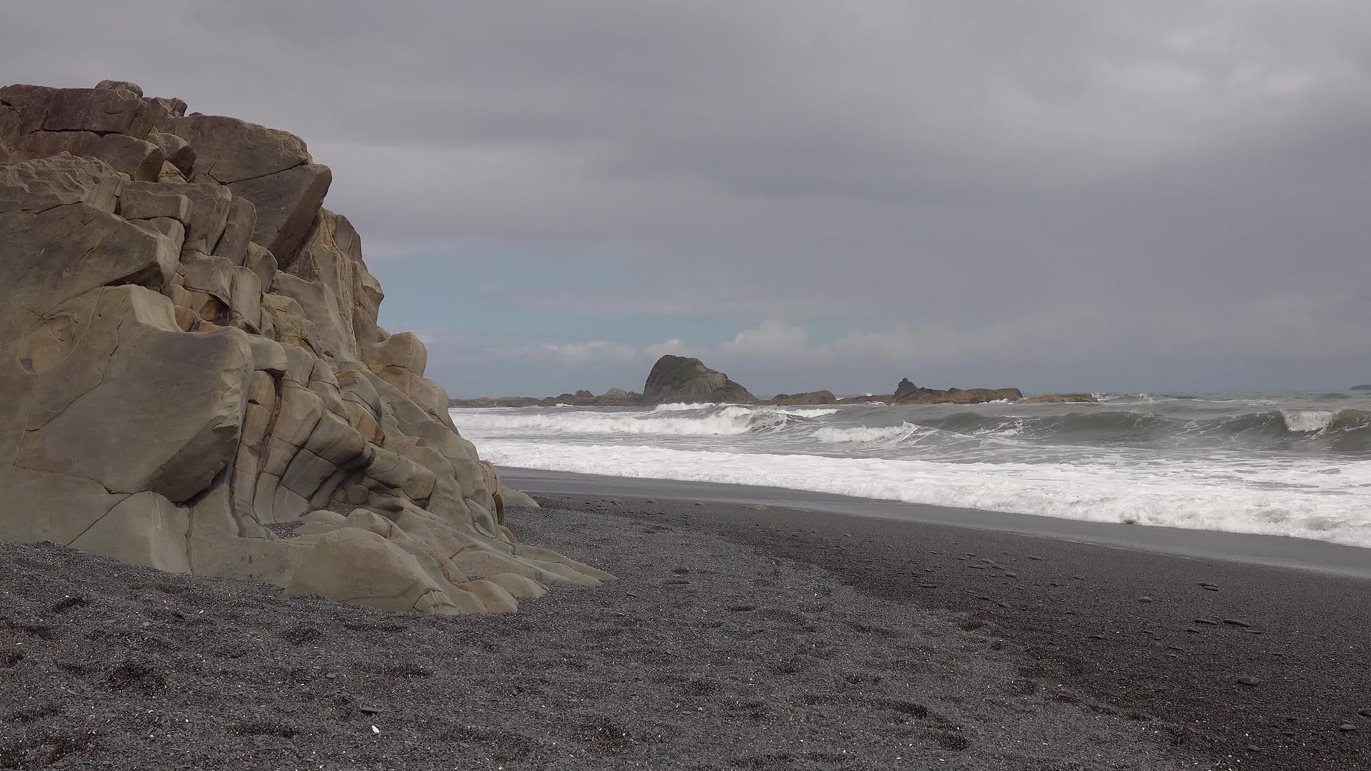 太平洋海岸宽阔海滩上的海浪奥林匹克国家公园视频的预览图
