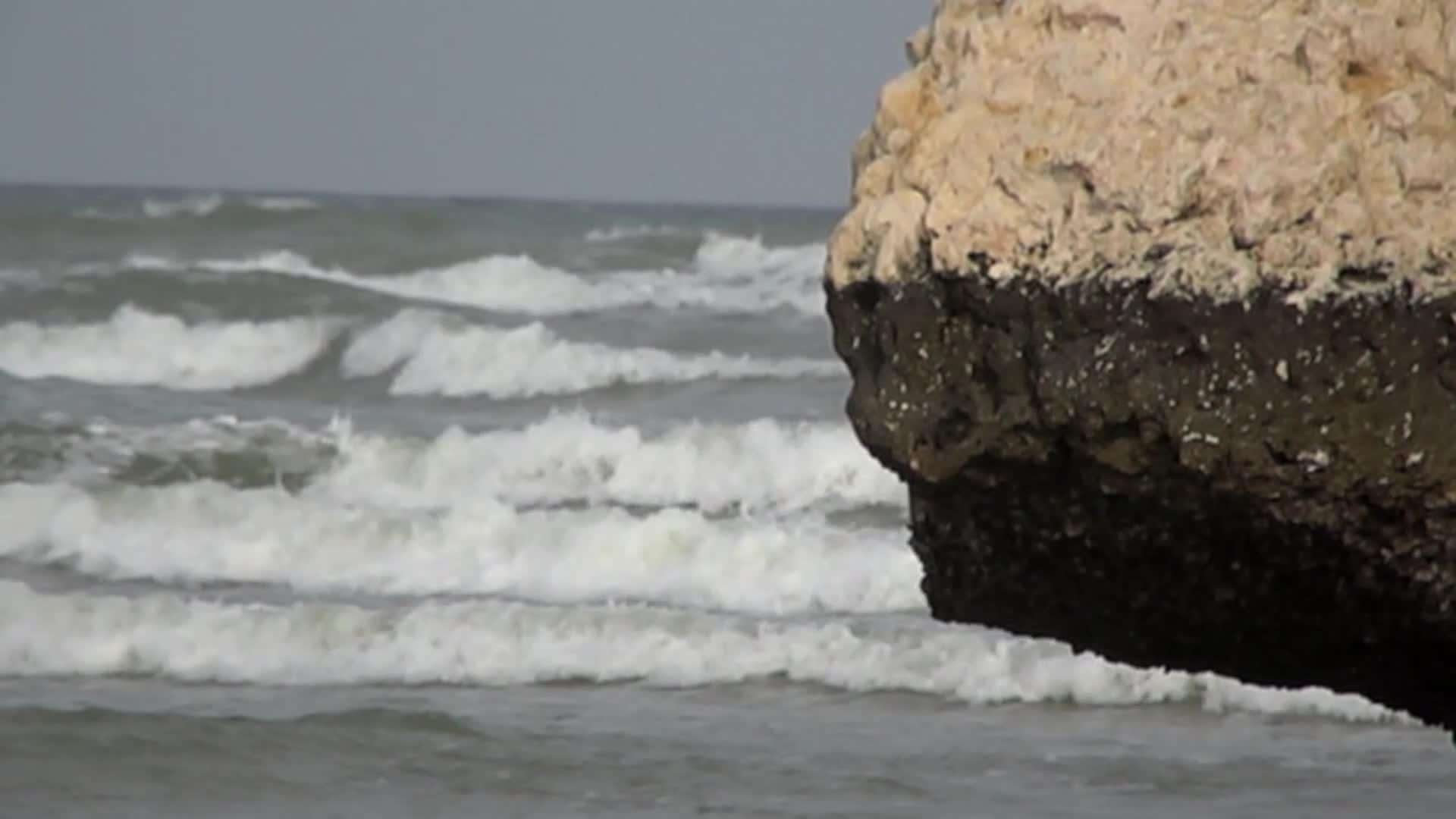 海浪缓慢移动视频的预览图