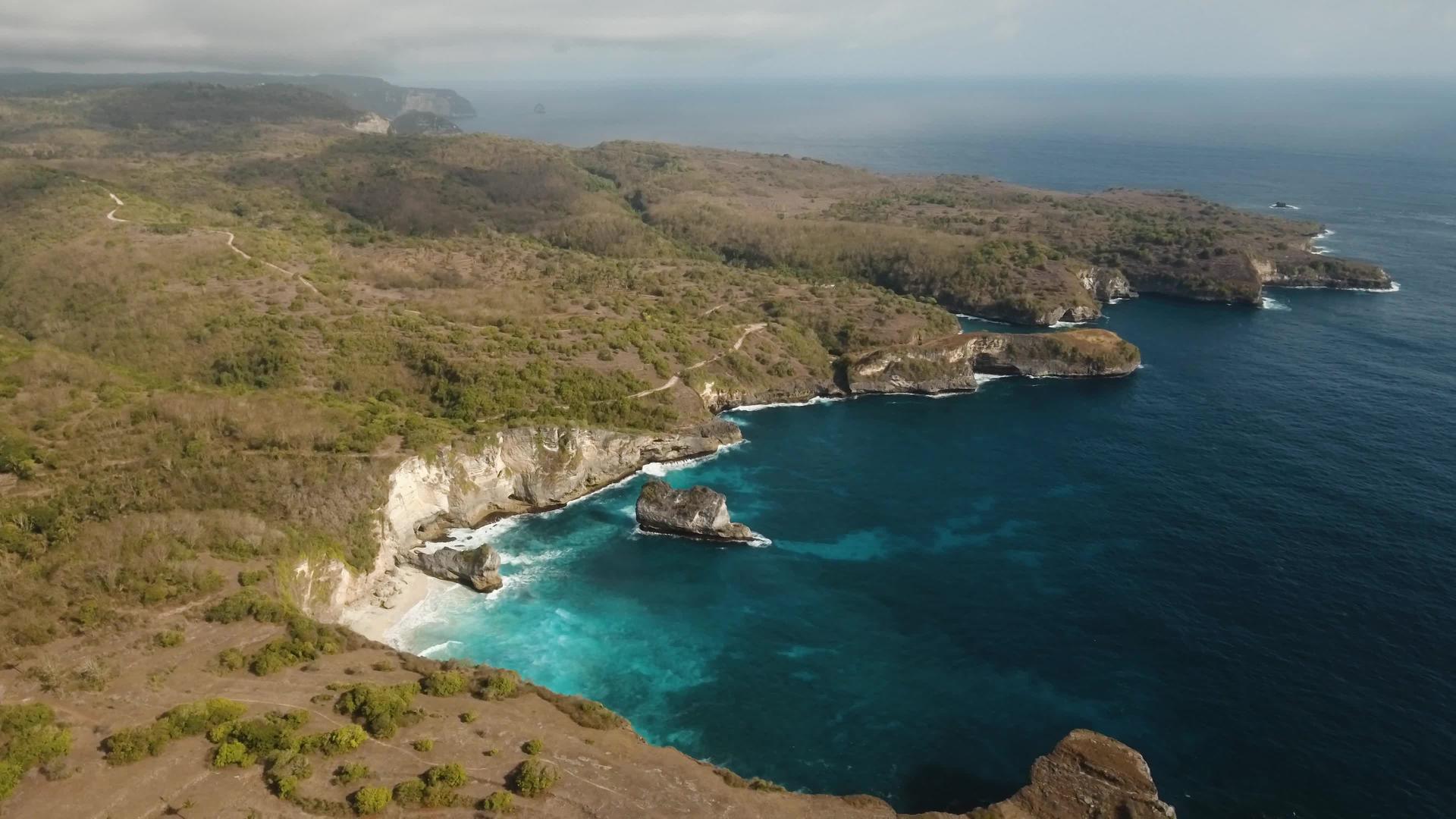 北印度群岛巴厘岛的海景悬崖和波浪视频的预览图