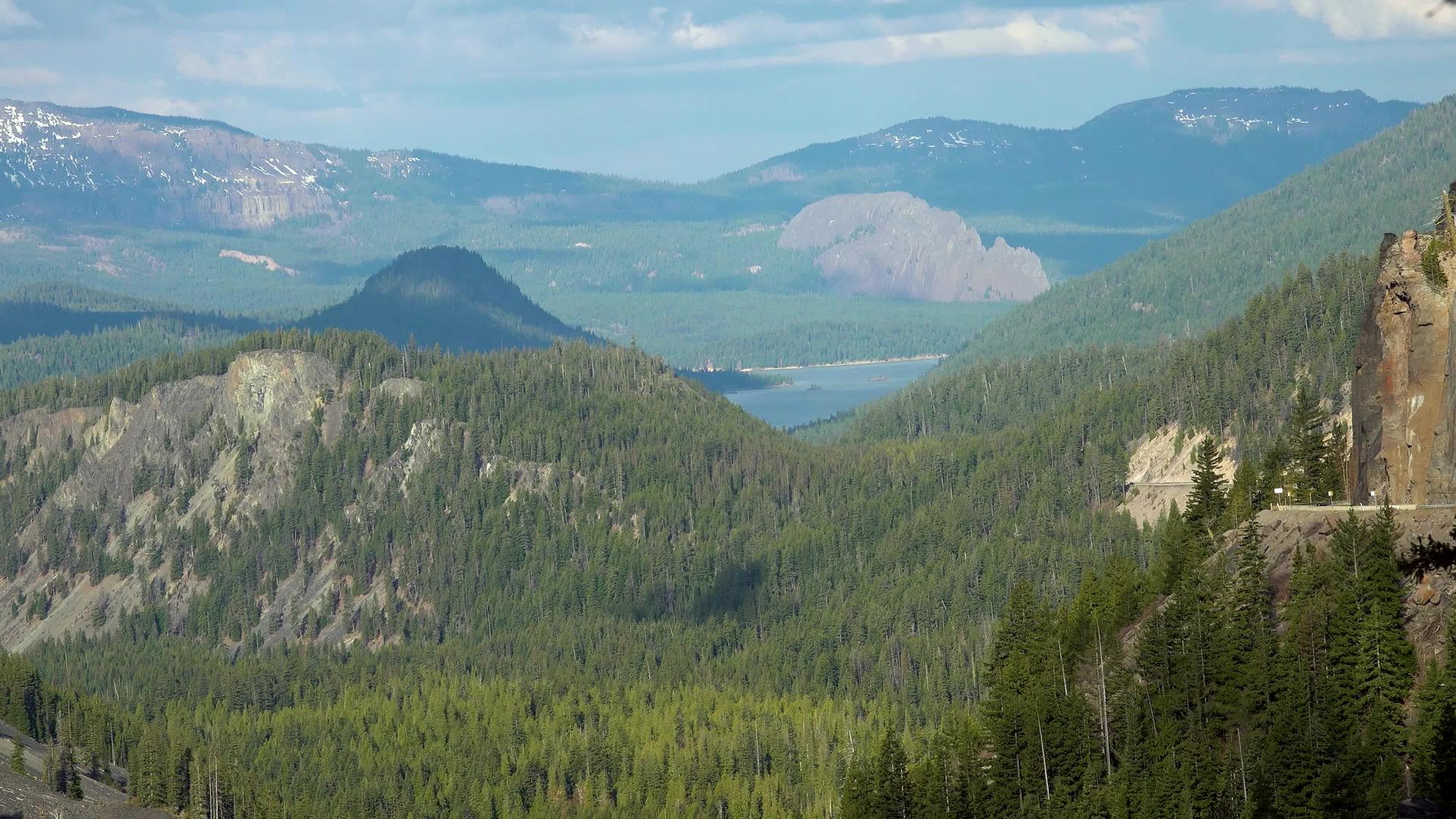 高山覆盖着茂密的森林一个遥远的湖泊蒙古视频的预览图