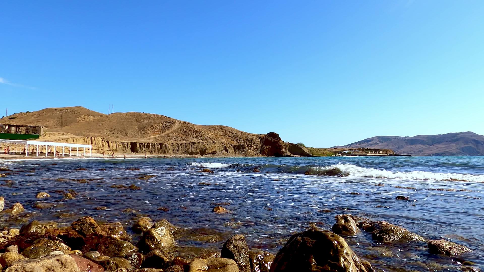 阿尔查克山后面的野生海滩全景视频的预览图
