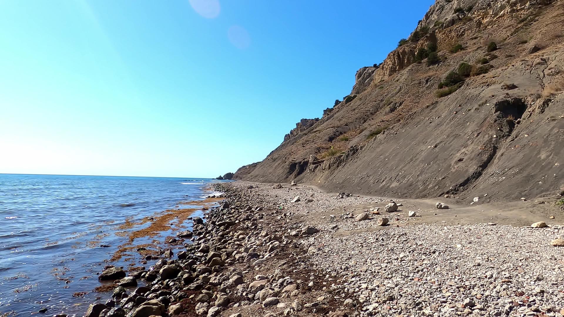 阿尔查克山后面的野生海滩全景视频的预览图