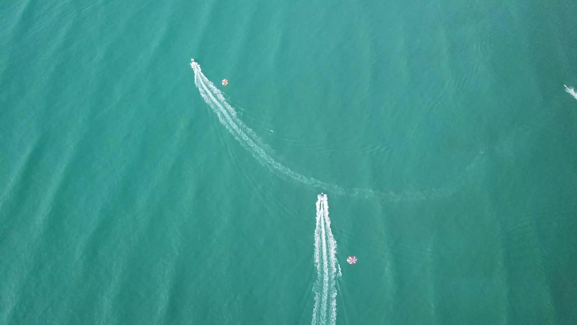 2艘在BatuFerringhi有滑翔活动的船只视频的预览图