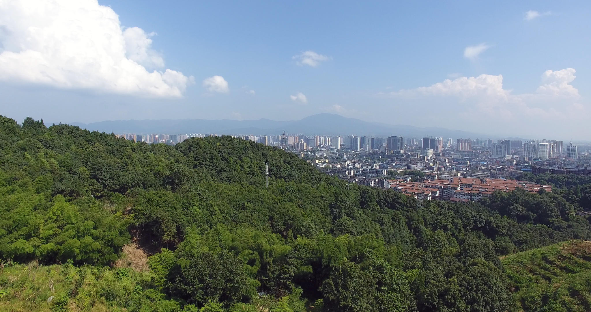 4K航拍山中城市视频的预览图